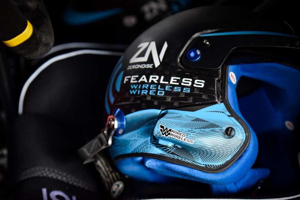casco con tecnologia wired wireless di bell racing e zeronoise