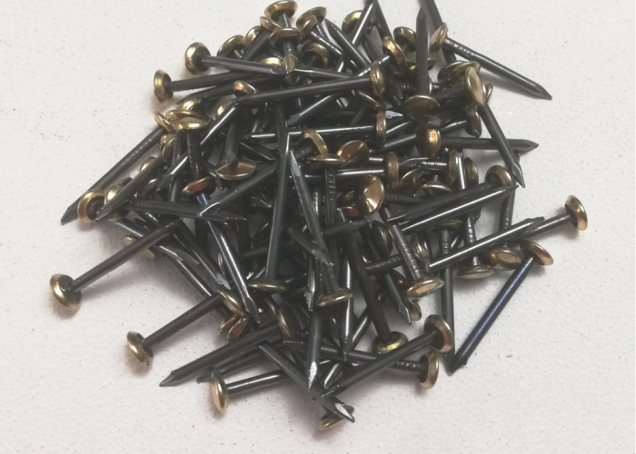 chiodi-di-acciaio-testa-rotonda-ottonata-da-200x20mm-100pz