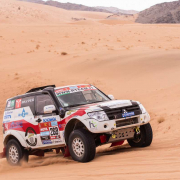 Stefano Sinibaldi è nato a Piombino. Proviene dal mondo del Rally dove milita dal 1991 con oltre 200 gare come navigatore in diversi campionati mondiali. E’ alla sua terza Dakar dopo aver partecipato nel 2016 e nel 2019.